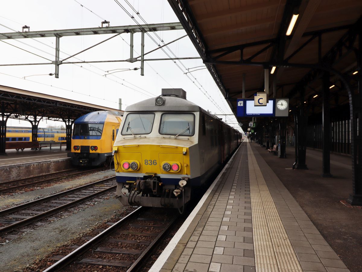 NMBS Triebzug 836 Type MS 75 836 Gleis 1 Roosendaal, Niederlande 01-04-2022.

NMBS treinstel 836 type MS 75 spoor 1 Roosendaal, NL 01-04-2022.