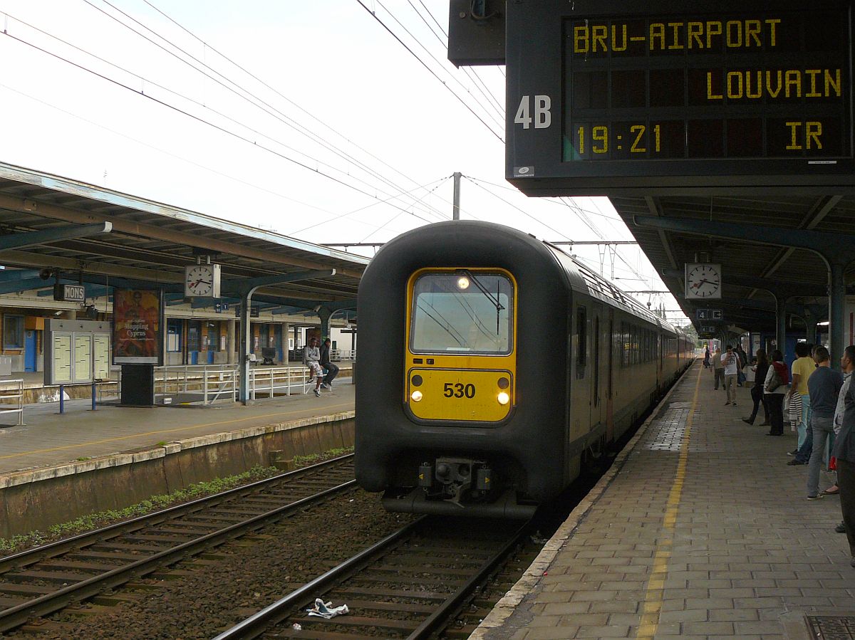 NMBS TW 530 type MS 96. Gleis 4 Mons (Bergen) Belgien 23-06-2012.

NMBS treinstel 530 type MS 96. Spoor 4 Mons (Bergen) Belgi 23-06-2012.