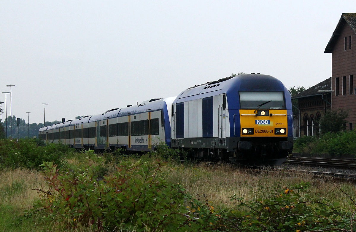 NOB 223 053-0/DE 2000-01(REV/MMAL/06.12.05, 2.Verl/EWG/06.12.13) kommt hier mit der NOB 81723 aus Westerland nach Husum gefahren, Fahrziel ist Hamburg-Altona. Husum-Nord 08.09.13