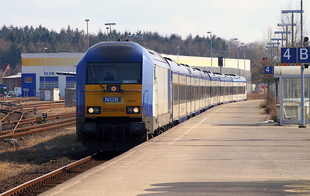 NOB DE 2000-02/223 054-8 hat hier mit einer NOB nach Westerland Einfahrt in den Bhf Husum. 31.03.2013