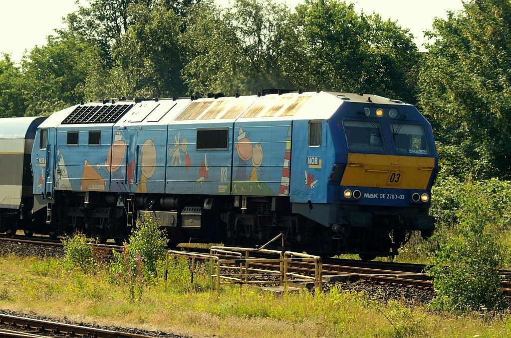 NOB MaK 2700-03(92 80 1251 003-0 D-VL Co'Co' SFT 1995/30007 ME26 2650 kW)die  Leuchtturm-Lok  hat hier Einfahrt in den Bhf Husum. 20.07.2011