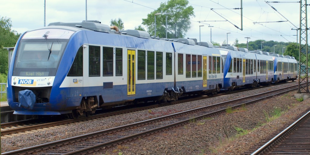 NOB VT 307 306 und 309 als Lint 123 auf dem Weg nach Kiel. Dreifachtraktionen wurden von der NOB neben den Lokgezogenen Zügen immer zur Kieler Woche gefahren. 26.06.2010