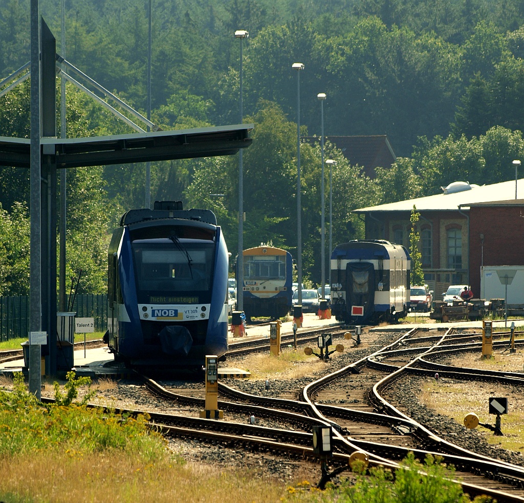 NOB VT 309(648 369/869)steht hier an der Tankstelle im Bw Husum, im Hintergrund steht der NOB VT 411(626 044-1)und zwei abgestellte Married-Pair Wagen. Husum 20.07.2011