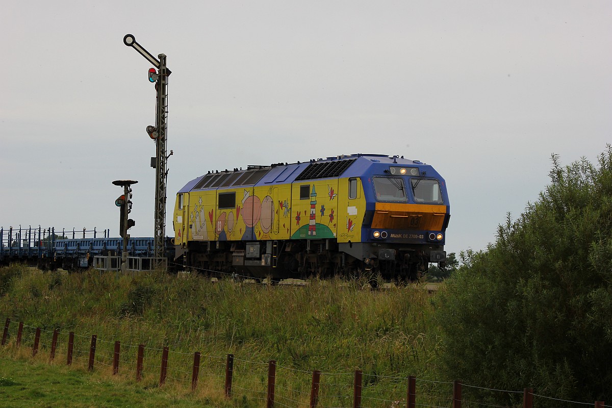 NOB/RDC MaK DE2700-03 mit AZS nach Niebüll. Esig Lenshallig 26.08.2017