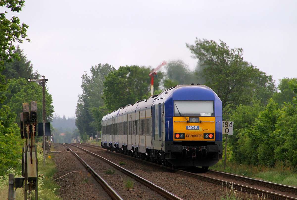 NOB/VEOLIA 223 055-5/DE2000-03 verlässt hier mit der NOB 81719 den BHF Langenhorn, nächster Halt ist Bredstedt. 31.05.2014