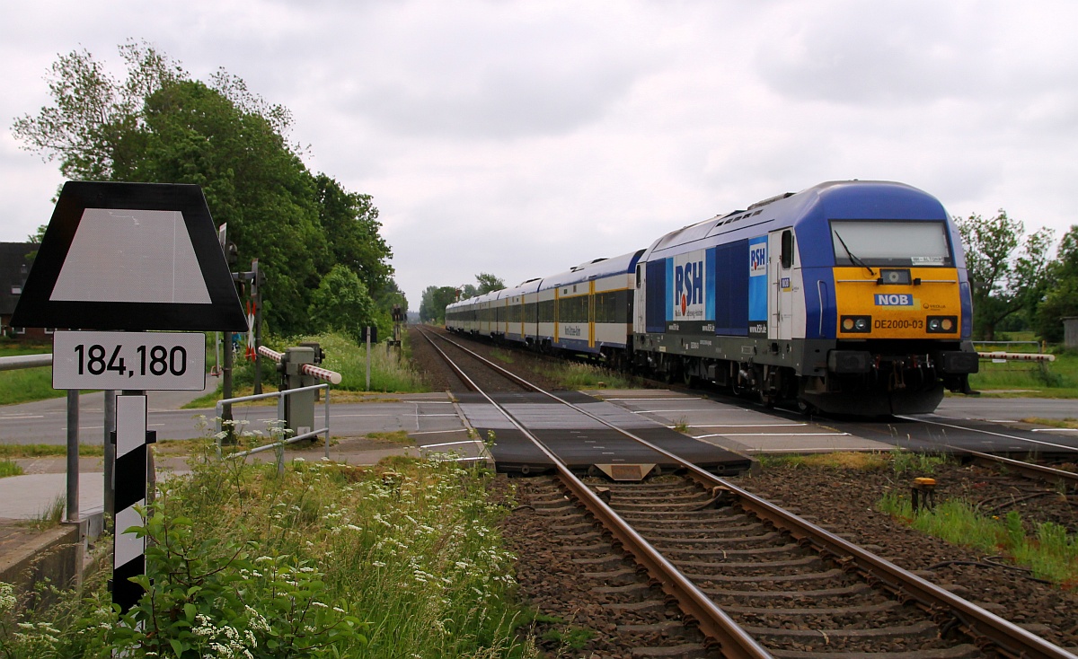 NOB/Veolia DE2000-03/ 223 055-5  RSH  mit der NOB 81719 nach Hamburg-Altona verlässt hier den Bhf/Haltepunkt Langenhorn zwischen Niebüll und Bredstedt. 31.05.2014