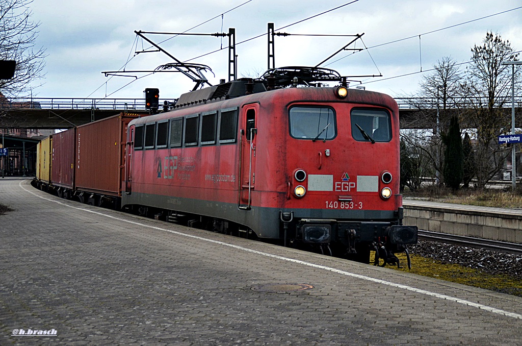 noch in alter lackierung,fuhr 140 853-3 der EGP mit einen kastenzug durch hh-harburg,24.02.15