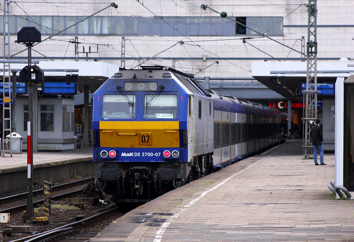 Noch fahren sie im Norden täglich ihren Dienst die riesigen Loks der Kieler Lokschmiede. MaK DE2700-07 oder 251 007-1 steht hier mit einem NOB Wagenpark im Bhf HH-Altona und wird diesen gleich Richtung Abstellgruppe verlassen. 16.06.2015