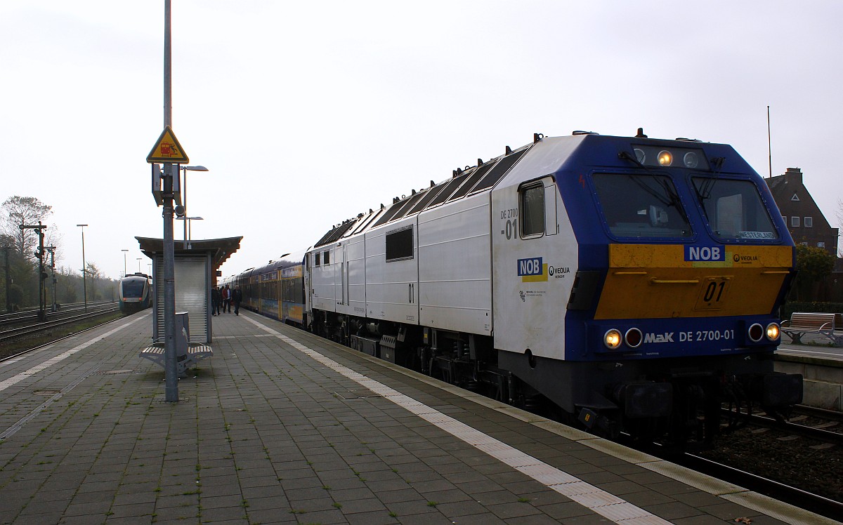 Noch fahren sie und wenn man der Gerüchteküche glauben soll dann sollen die guten alten MaK DE2700 die RDC Autozüge ziehen aber DAS warten wir erstmal ab...hier steht jedenfalls die 251 001-4 mit ihrer NOB nach Westerland im Bhf Niebüll. 01.11.2015