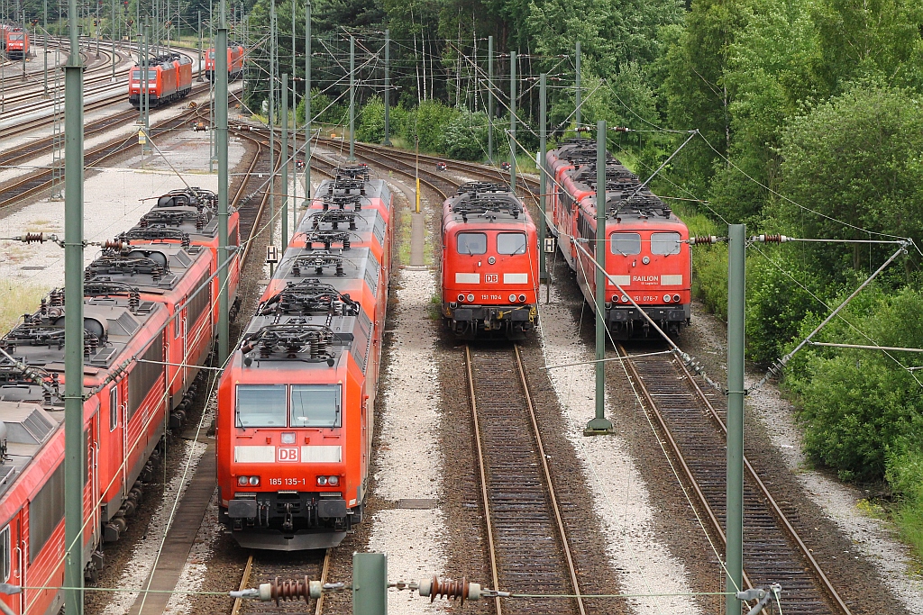 Noch gibt es sie die gute alte BR 151 hier stehen einige Exemplare neben der 1.ten Generation der Gz-Loks der BR 185 abgestellt im Gbf Maschen(die 155er links kommen im nächsten Foto). 29.06.2013