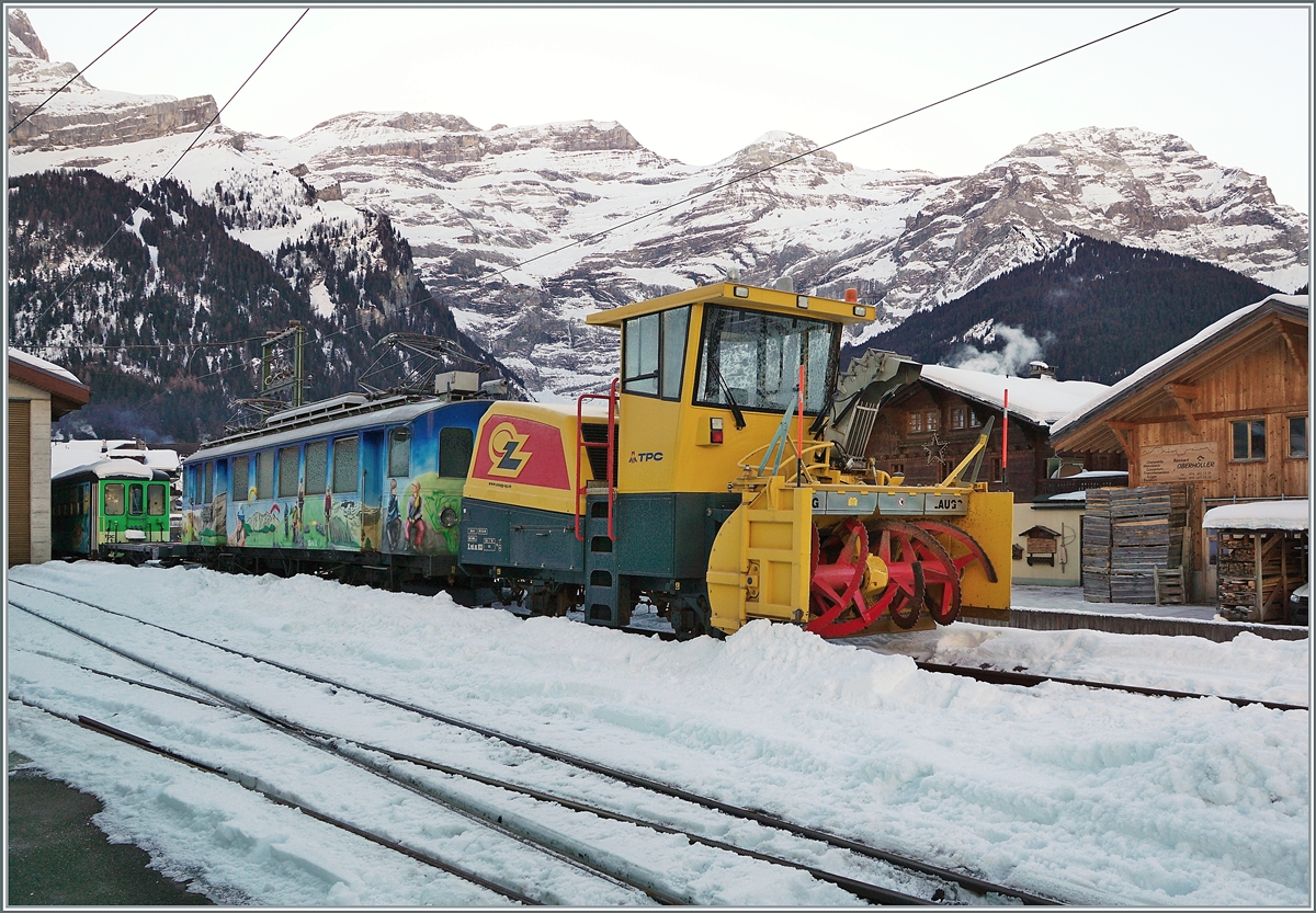 Noch immer wird die Strecke Le Sépey - Les Diablerets nur im Inselbetrieb geführt. Und da auch im Inselbetrieb Schnee geräumt werden muss, vermute ich, dass in der Not nun der ASD BDe 4/4 N° 2 Baujahr 1913) mit der Xrot.m. 933 zu diesem Zweck zum Einsatz gelangt! 

Les Diablerets, den 18. Jan. 2022