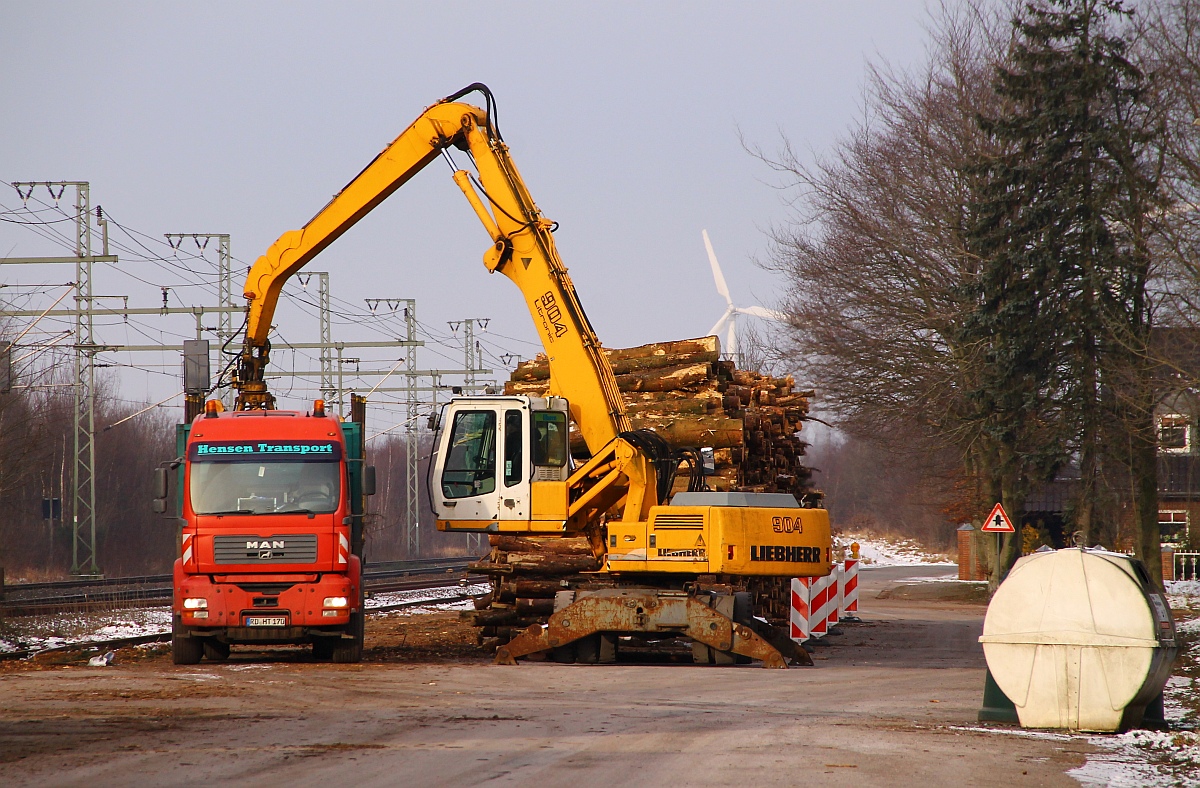 Noch ist die Ladestrasse leer im Bhf Jübek aber es wird schon wieder fleissig gestapelt, man erkennt es zwar nicht aber der Holzstapel ist mehr als 100m lang und bis Sonntagnacht der Holzzug aus Bebra wieder kommt liegt hier wieder auf gut 250m Holz. Jübek Ladestrasse am 25.01.2014