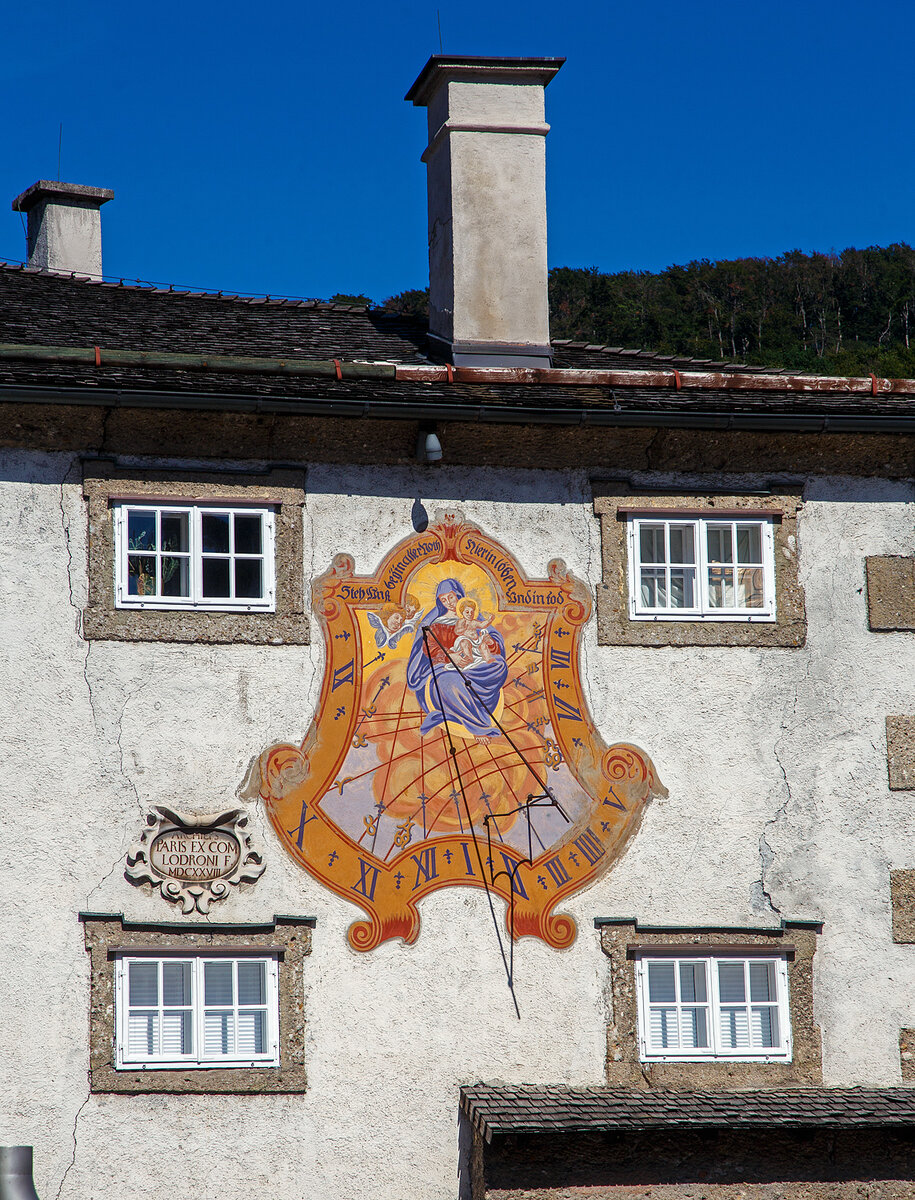 Noch eine sehr genaue Uhr, wenn es nicht die Sommerzeit gäbe....
Die Sonnenuhr am Zeugwartstöckl (Haus Mozartplatz 7) in der Salzburger Altstadt, hier am 12.09.2022.

Die Sonnenuhr wurde 1628 an der südwestlichen Wand des Zeugwartstöckls auf der Seite zum Mozartplatz hin angebracht. Das Zeugwartstöckl ist der noch bestehende Rest des Michaelstors. Schräg links unter der Sonnenuhr befindet sich bis heute eine kleine Inschriftentafel mit Rahmen, die an den Erbauer Fürsterzbischof Paris Lodron im Jahr 1628 erinnert. 

Die Uhr hat sichtbare Zeit-Markierungen in Halbstundenintervallen. Über dem Madonnenbild (Marias mit dem Jesuskind) befindet sich im umlaufenden Band der Gebetsspruch: Steh Uns bey in aller Noth - Hier in löben Und in tod (Steh uns bei in aller Not, hier im Leben und im Tod)
