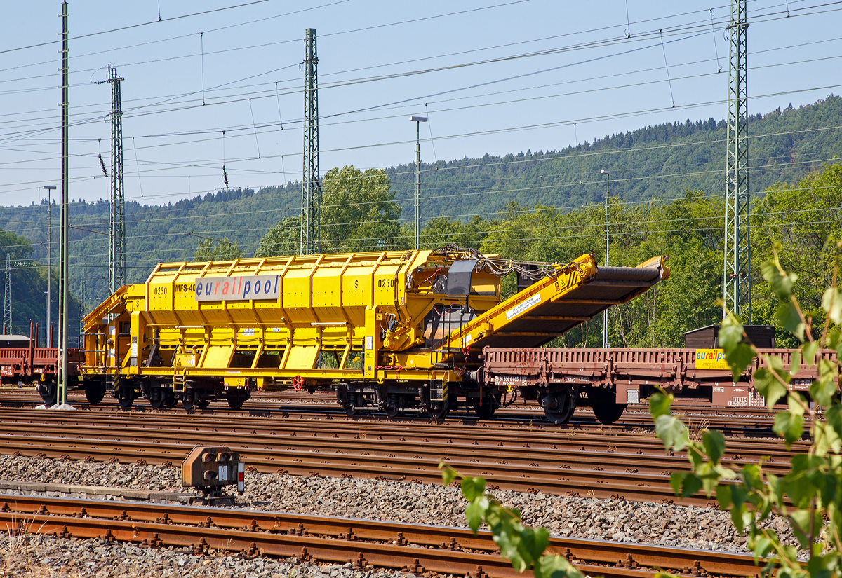 
Nochmal von der anderen Seite......
Die Plasser & Theurer Materialfrder- und Siloeinheit MFS 40 Nr. 0250 der eurailpool GmbH,  Schweres Nebenfahrzeug Nr. 99 80 9 552 011-5 abgestellt am 04.07.2015 in Betzdorf/Sieg

Die eurailpool ist ein deutsch-sterreichisches Gemeinschaftsunternehmen, in welchem das deutsche Unternehmen GSG Knape Gleissanierung GmbH und die sterreichische Swietelsky ihre Aktivitten im Bereich der Untergrundsanierung von Bahnstrecken gebndelt haben.
