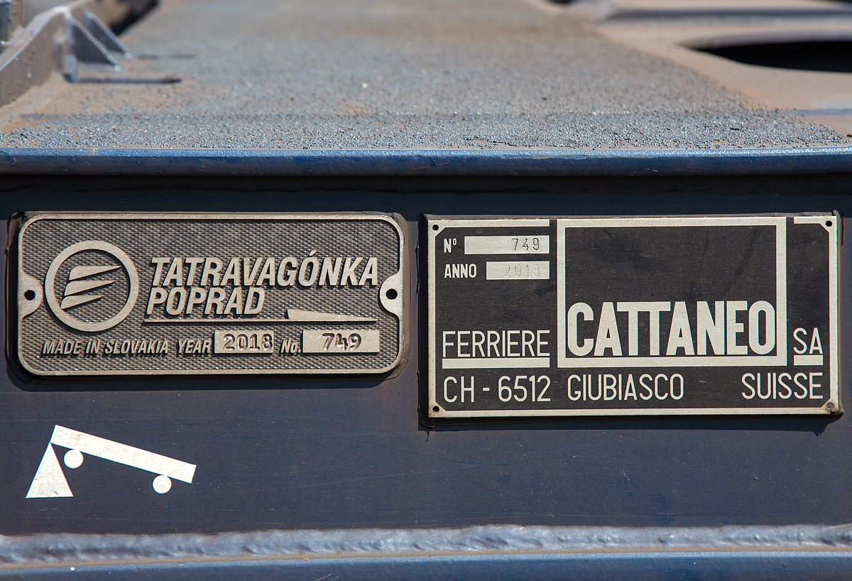 Nochmal im Detail für Olli:
Die Fabrikschilder von dem sechsachsigen Gelenk-Taschenwagen (Doppeltaschenwagen Typ T3000e in Gelenkbauart) der Gattung Sdggmrss, 33 85 4956 876-8 CH-CEMAT, der Mercitalia Intermodal S.p.A., Mailand (ex Cemat S.p.A.) abgestellt am 25.08.2019 in Kreuztal.

Links der Tatravagónka a.s. Poprad (Slowakei), die den Wagen gebaut hat.  Und rechts der Ferriere Cattaneo SA (Giubiasco, Schweiz), wobei von dieser wohl die Entwicklung ist und der Lizenzgeber ist.
