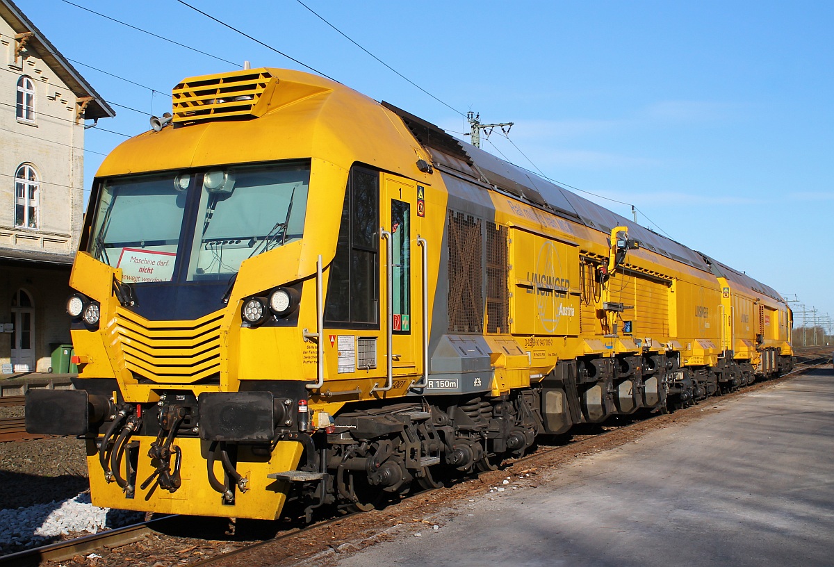 Nochmal etwas näher dran am DB Bahnbau Schienenfräszug Linsinger Rail mailing train MG 31(Schweres Nebenfahrzeug D-DB 9980 9427 009-2, REV/Linsinger/02.01.2013, 183t)abgestellt an der Ladestrasse des Haltepunktes Jübek bei Schleswig. 18.04.2015