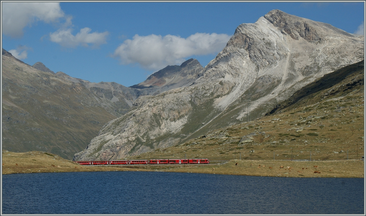 Nördlich des Lac Bianco zieren weite, relativ kleine und flache Seen die gradiose Bernina-Landschaft. Während Strasse und Bahn östlich der Sees verlaufen, führt der Wanderweg westlich daran vorbei und ermöglicht herrliche Ausblicke auf Bahn und Landschaft.
10. Sept. 2014