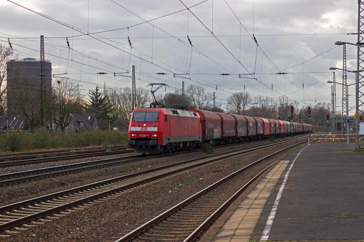 N�rdlich der Hauptachse im Personenverkehr verl�uft die Hamm-Osterfelder-Bahn, die als Schlagader des G�terverkehrs im Ruhrgebiet gilt. Auch nachdem ein gro�er Teil der Schwerindustrie seine Tore geschlossen hat, ist hier recht dichter Verkehr zu finden. 152 062 passiert den namensgebenden Ausgangspunkt Oberhausen-Osterfeld auf der Fahrt in Richtung Osten.