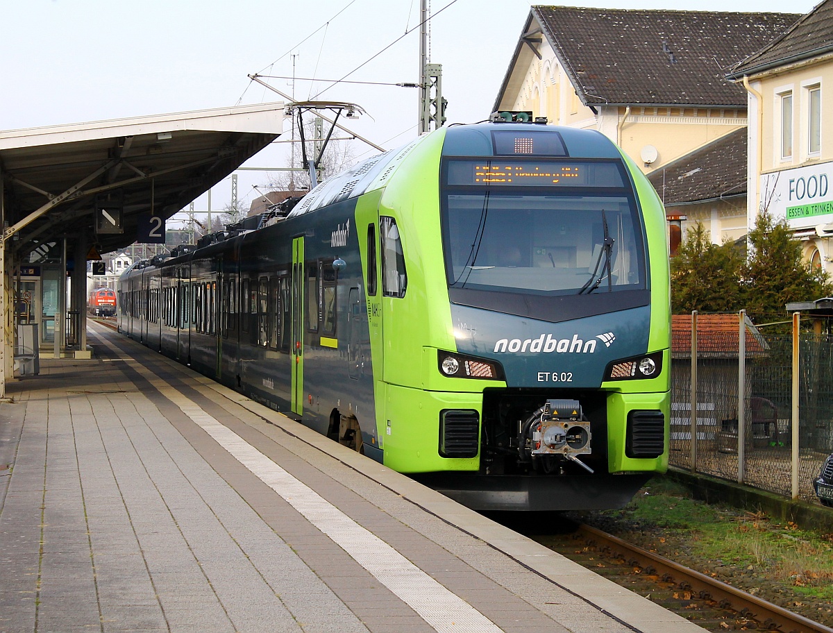 Nordbahn ET 6.02(1 430 037-0(A),1 830 037-6(C), 1 830 337-0(D), 1 830 637-3(E), 1 830 937-7(F)und 1 430 537-9(B) mit REV-Datum Stadler Velten 09.12.14) als RB 61 nach Hamburg Hbf steht abfahrbereit im Bahnhof von Itzehoe. 27.12.2014