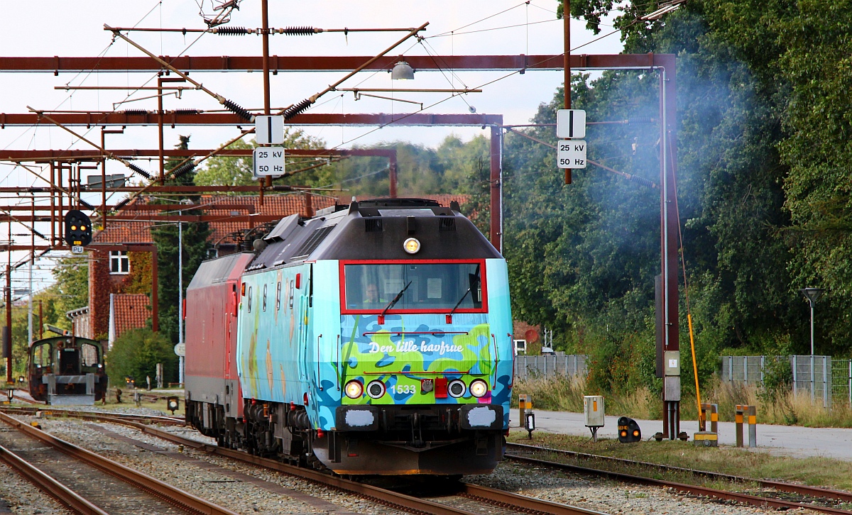 NORDIC 1533 auf Rangierfahrt im Bhf Pattburg/DK, am Haken die EG 3108 der es wohl nicht so gut ging....Pattburg/DK 22.09.2022