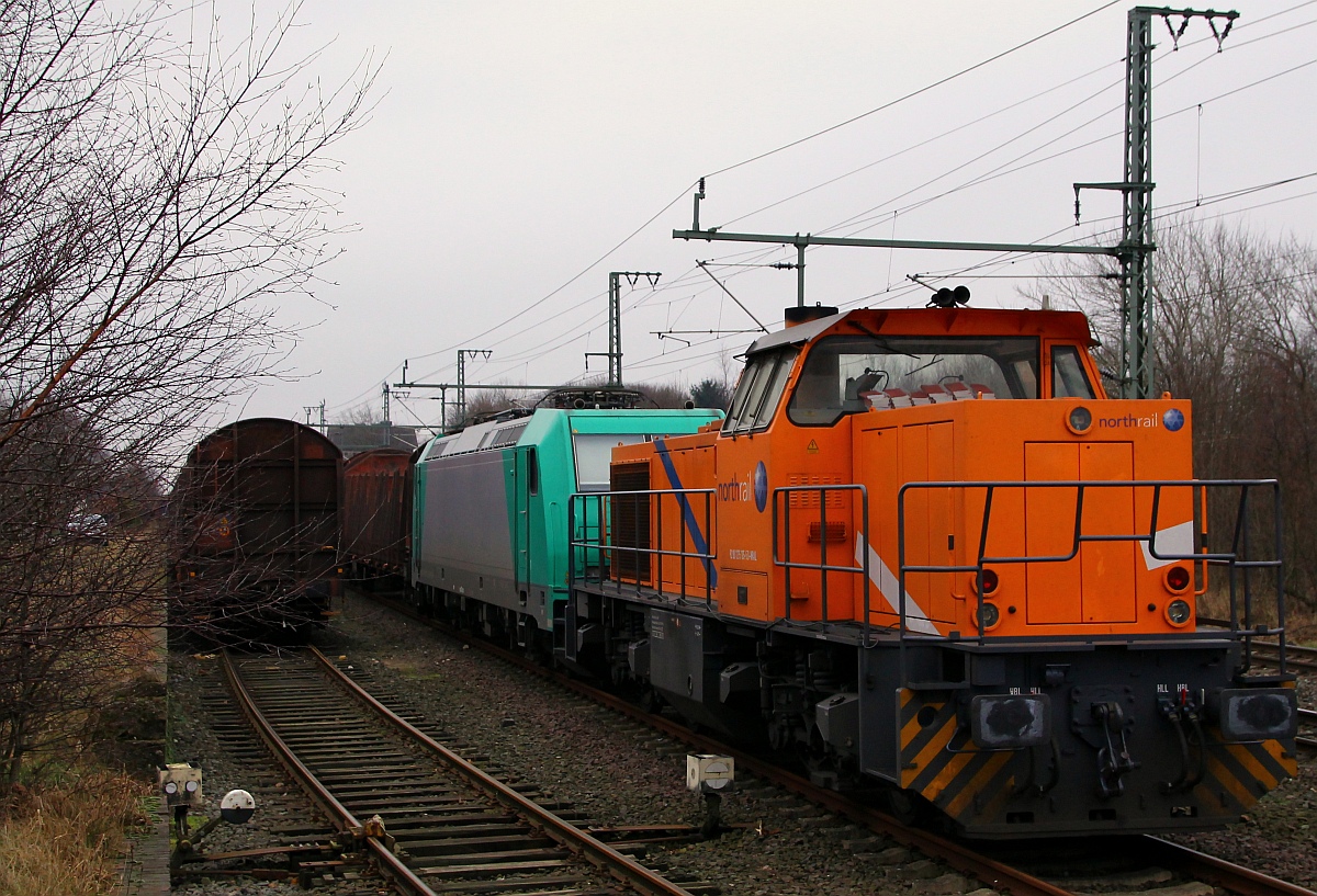 Northrail 275 105-5 und die an die HLG vermietete 185 634-3(RBS AF)stehen zusammen mit 25 französichen Leih-Wagen(vermietet durch ERMEWA Berlin) der Gattung Roos in der Ladestrasse in Jübek bei Schleswig und warten auf ihre Beladung. Jübek 20.01.2014