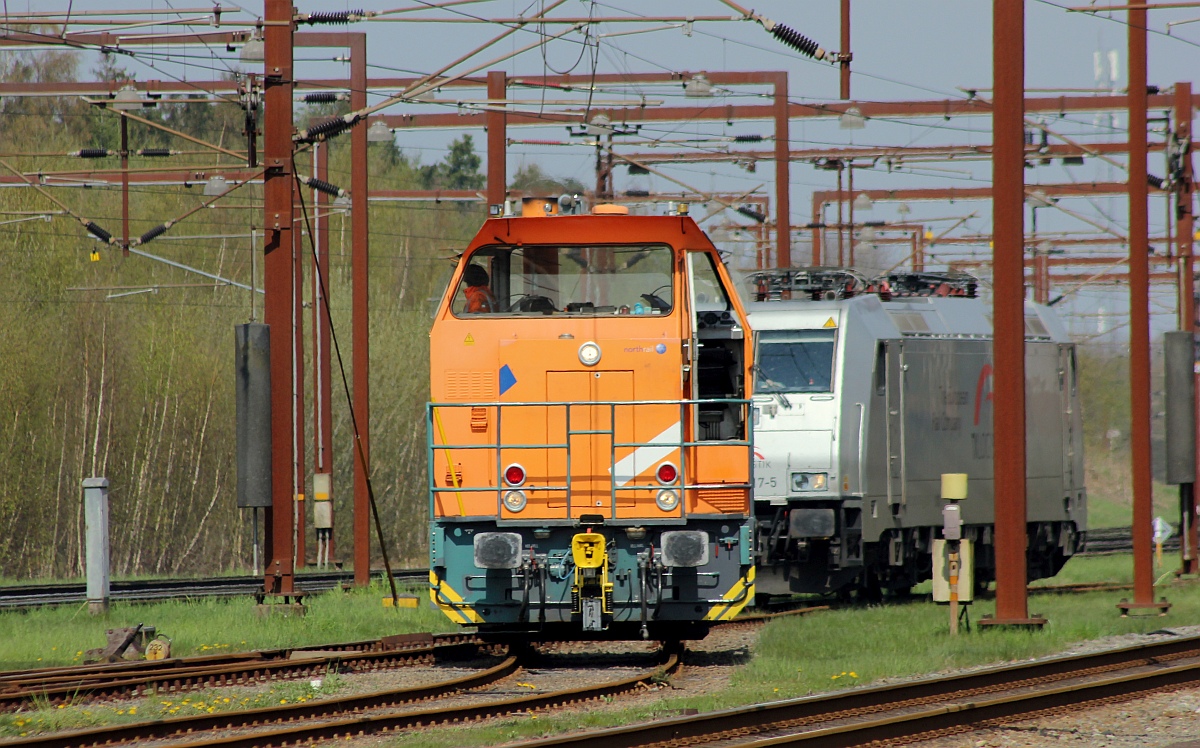 Northrail 322 220 127 (ex DSB MK 608) zog die TXL 185 aus dem Depot zur Abstellung. Pattburg/DK 23.04.2023