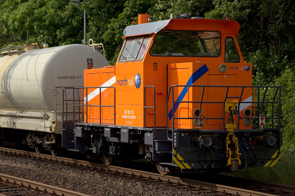 Northrail 9286 0322 123-9 DK-RSEJ(ex DSB MK 604) im Portrait als Anhang am Bauz 91480 einem Spritzzug der hier durch Schleswig fährt. 10.06.12 