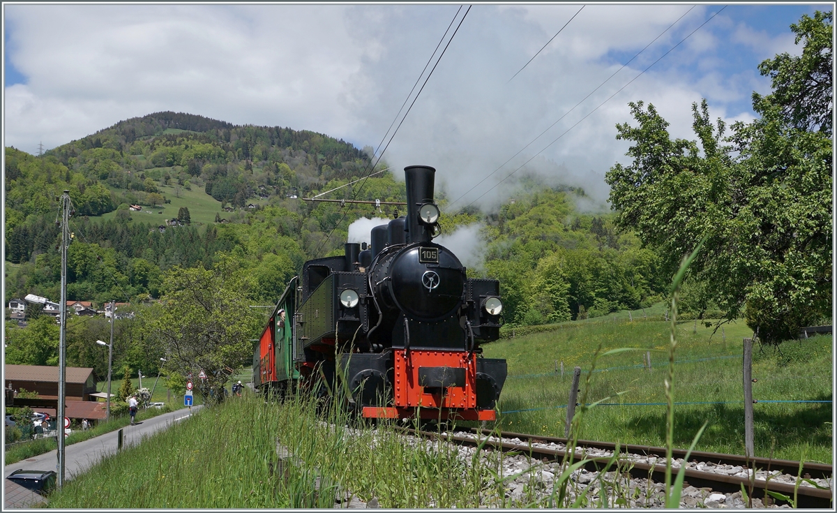 Nostalgie & Vapeur 2021 (Pfingstfestival) Die Blonay-Chamby Bahn G 2x 2/2 105 ex (SEG) verlässt Cornaux mit einen Personenzug von Blonay nach Chaulin. 

22. Mai 2021