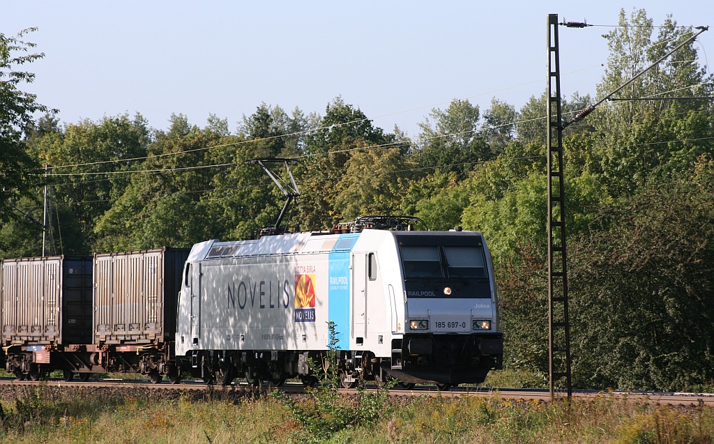 Novelis/Railpool 185 697-0  Jolina  rauscht hier mit einem Containerzug durch Elze(Han). 01.09.2012