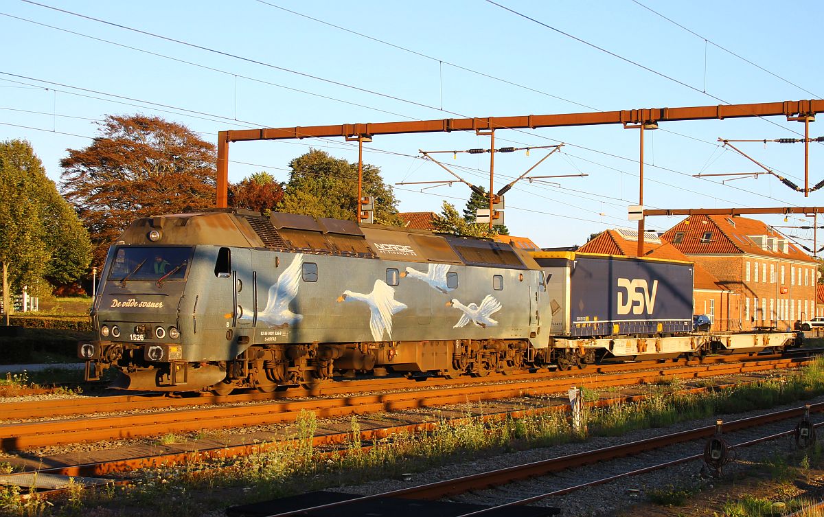 NRFAB ME 1526  Die wilden Schwäne  wartet mit einem kurzen Güterzug im Abendlicht auf Ausfahrt, Pattburg/Padborg 10.08.2023