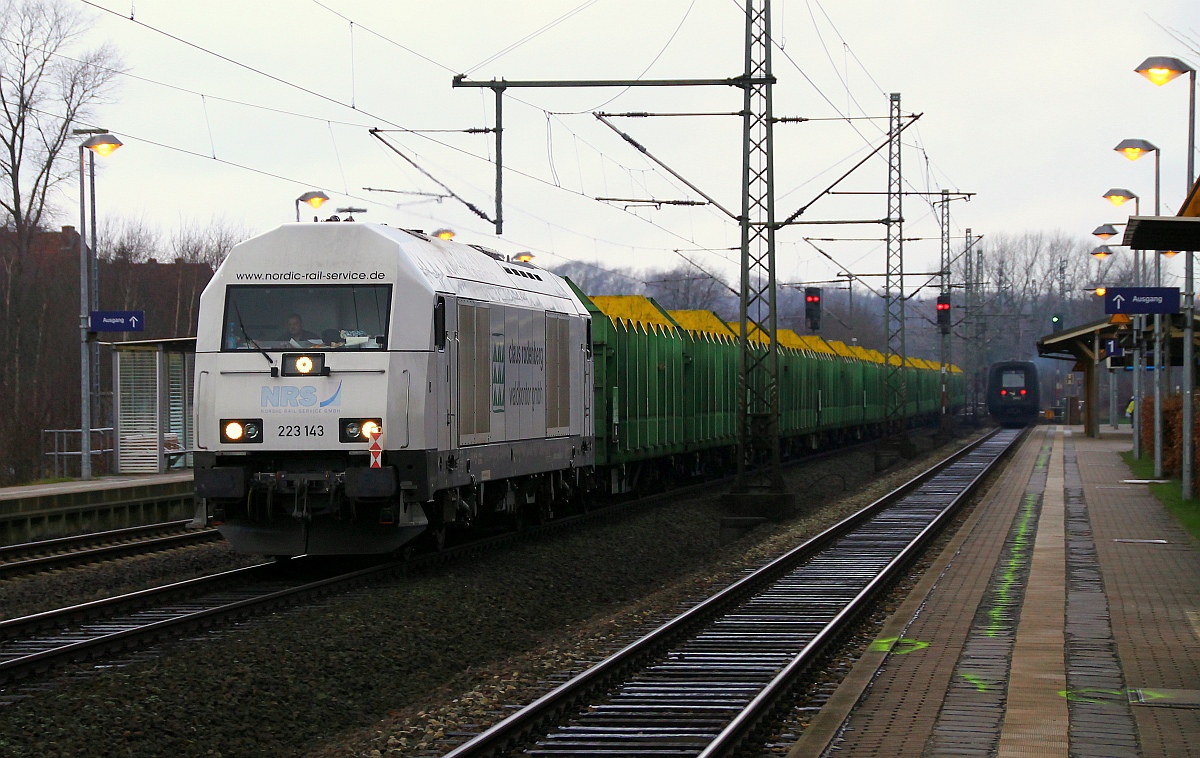 NRS/Nordic-Rail-Service Lübeck 1223 143-9 dieselte heute Mittag mit einem Holzzug durch Schleswig. 22.12.2013