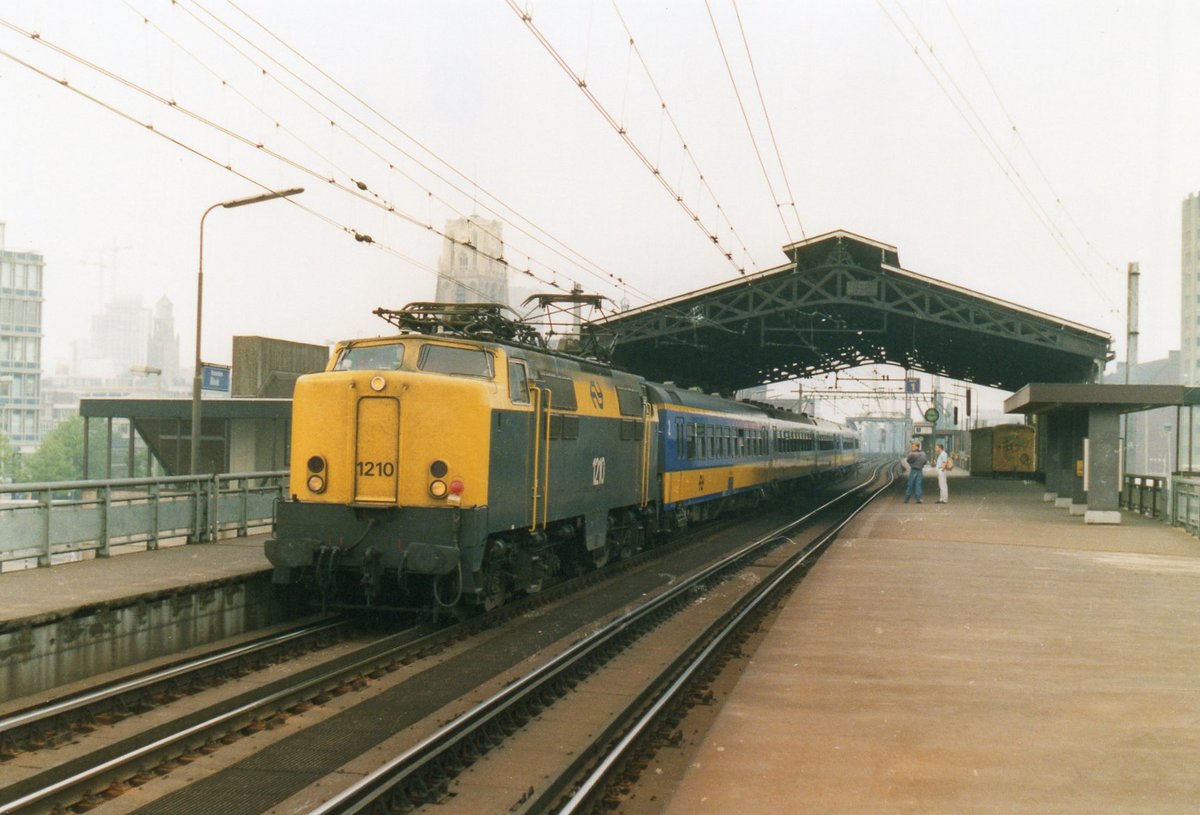 NS 1210 durcheilt am 30 September 1988 Rotterdam-Blaak.