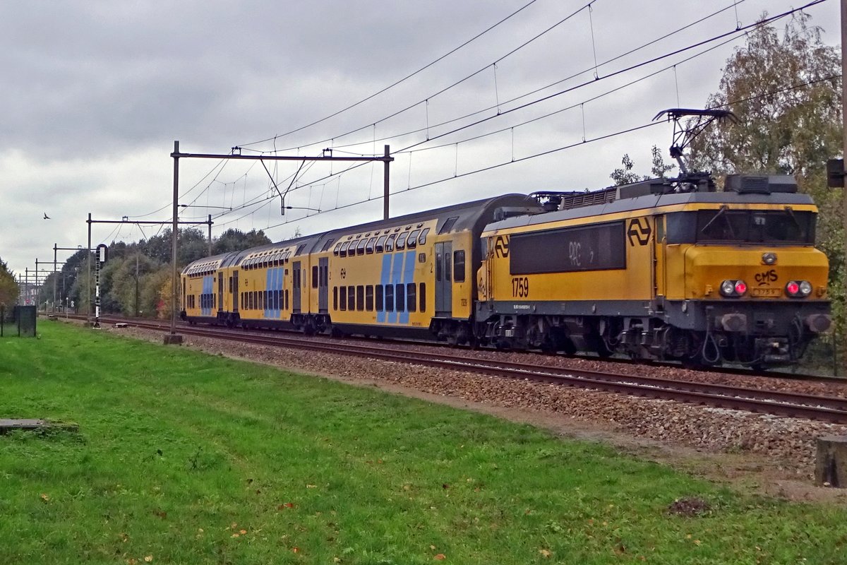 NS 1759 schiebt am 4 November 2019 ein RB durch Alverna.