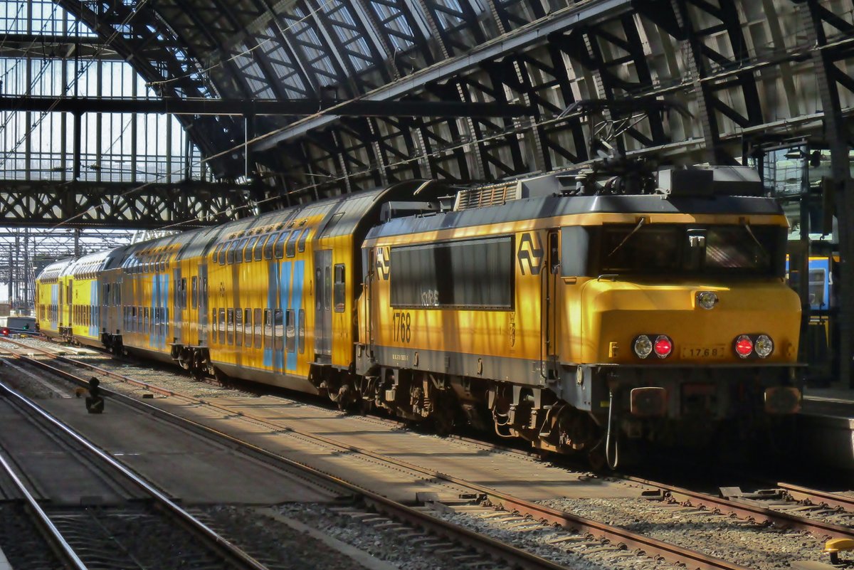 NS 1768 verlässt Amsterdam centraal am 5 Juli 2018. 