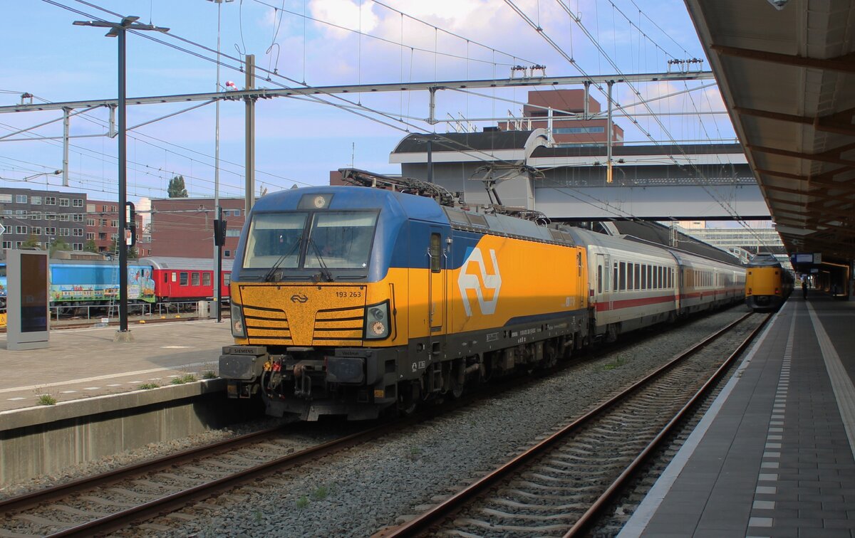 NS 193 263 steht mit der IC-Berlijn am 30 September 2025 in Amersfoort. Ab 1 November 2025 sollen die DB IC-1 Wagen alle aus die internationaler Dienst von/nach die Niederlande verschwunden sein.
