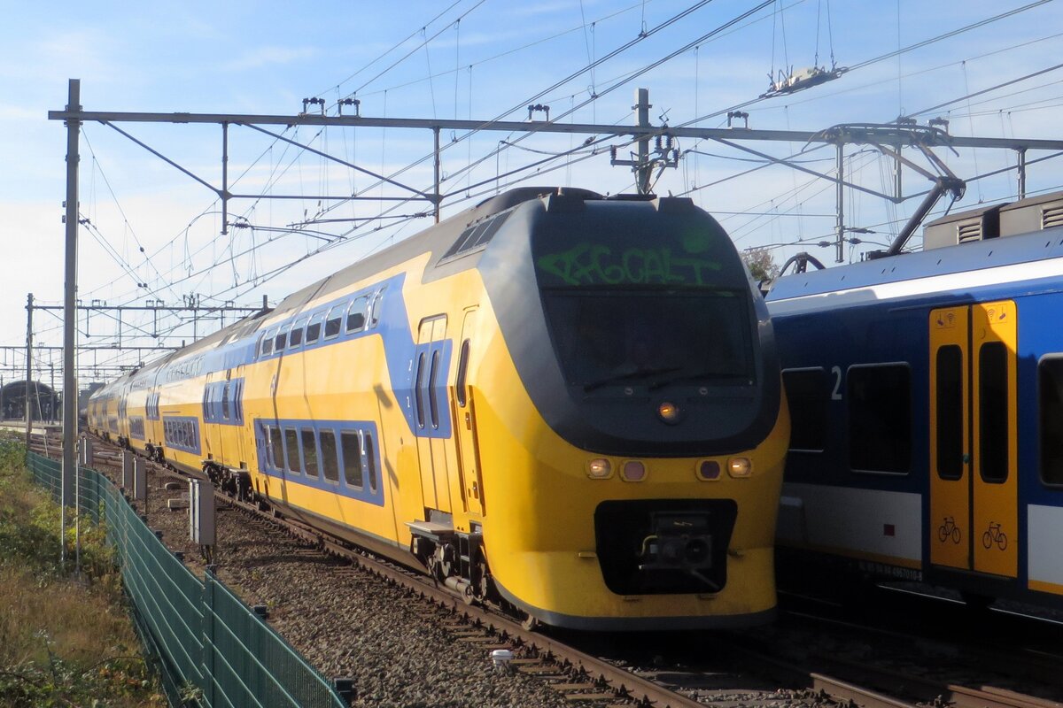 NS 8734 verlasst Nijmegen am 26 Oktober 2022 mit ein IC nach Zwolle.