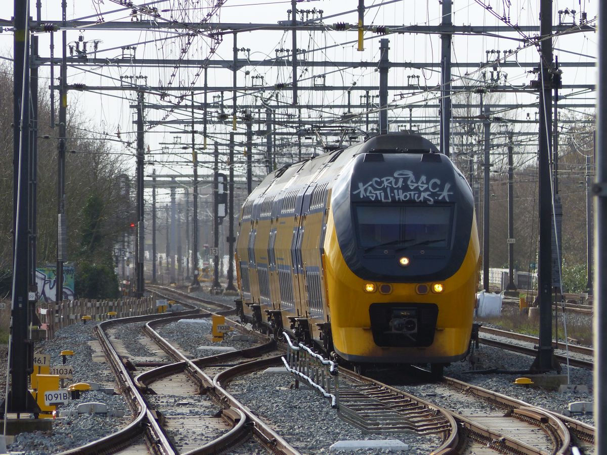 NS DD-IRM-IV Triebzug 9580 aus der Richtung von Den Haag. Gleis 4 Leiden Centraal Station 18-02-2020.




NS DD-IRM-IV treinstel 9580 uit de richting Den Haag. Spoor 4 Leiden CS 18-02-2020.