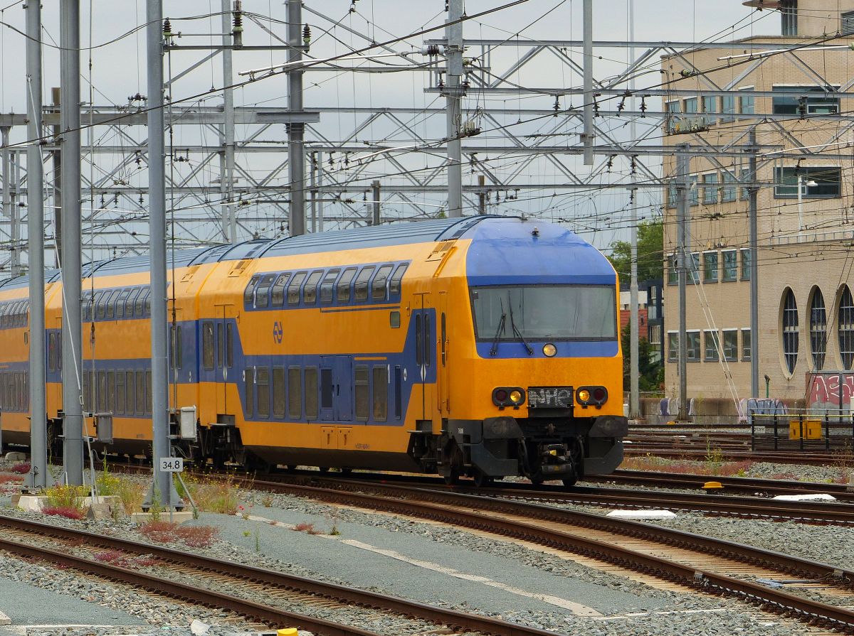 NS DDZ-6 Triebzug 7608 Ankunft Utrecht Centraal Station 10-07-2019.

NS DDZ-6 treinstel 7608 binnenkomst Utrecht CS 10-07-2019.
