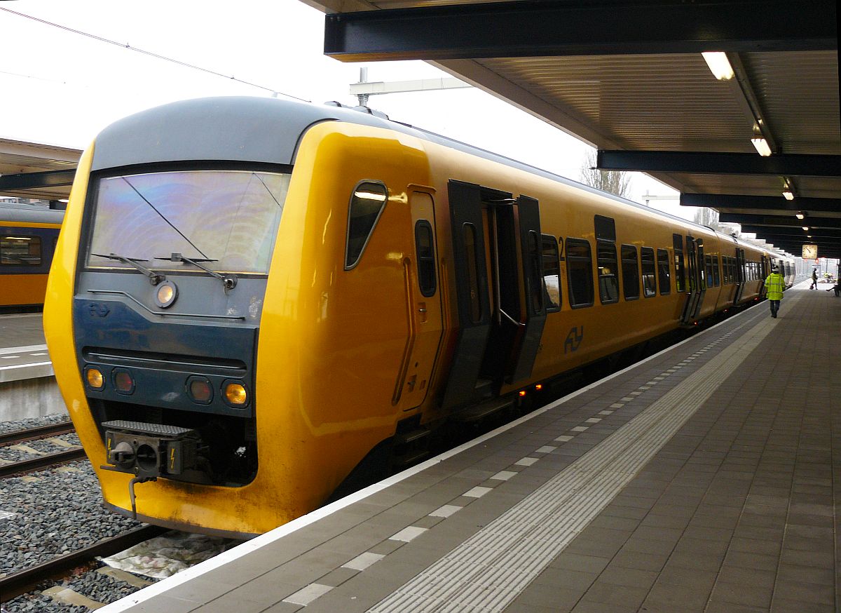 NS DM90 TW 3406 und 3409 Gleis 3 Enschede 28-11-2013. 

NS DM90 treinstellen 3406 en 3409 spoor 3 Enschede 28-11-2013.