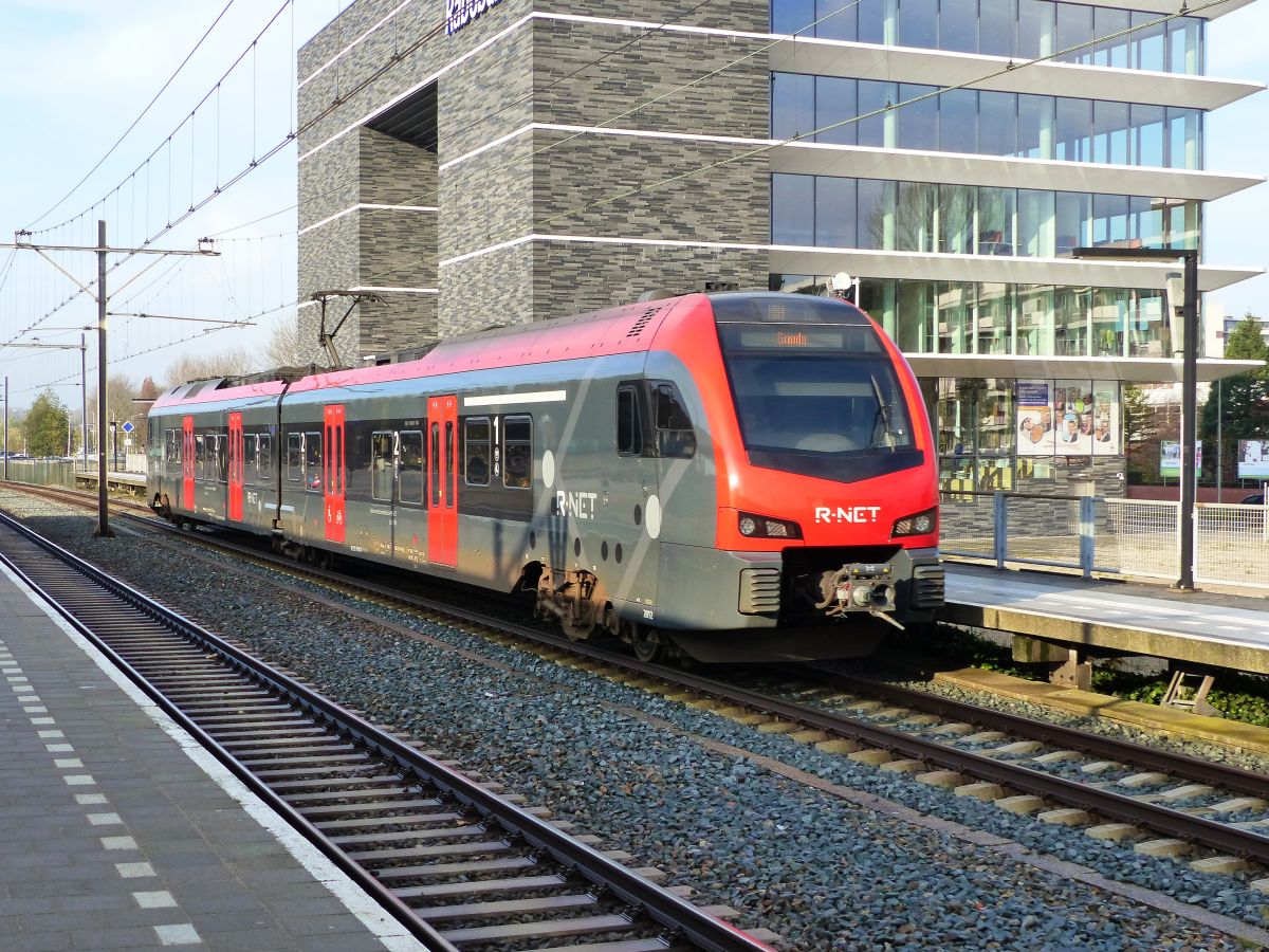 NS FLIRT R-Net Triebzug 2012 Gleis 10 Gouda 22-11-2019.

NS FLIRT R-Net treinstel 2012 spoor 10 Gouda 22-11-2019.