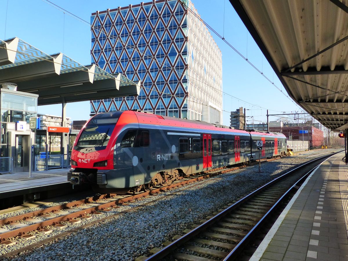 NS FLIRT R-Net Triebzug 2015 Gleis 10 Gouda 27-12-2019.

NS FLIRT R-Net treinstel 2015 spoor 10 Gouda 27-12-2019.