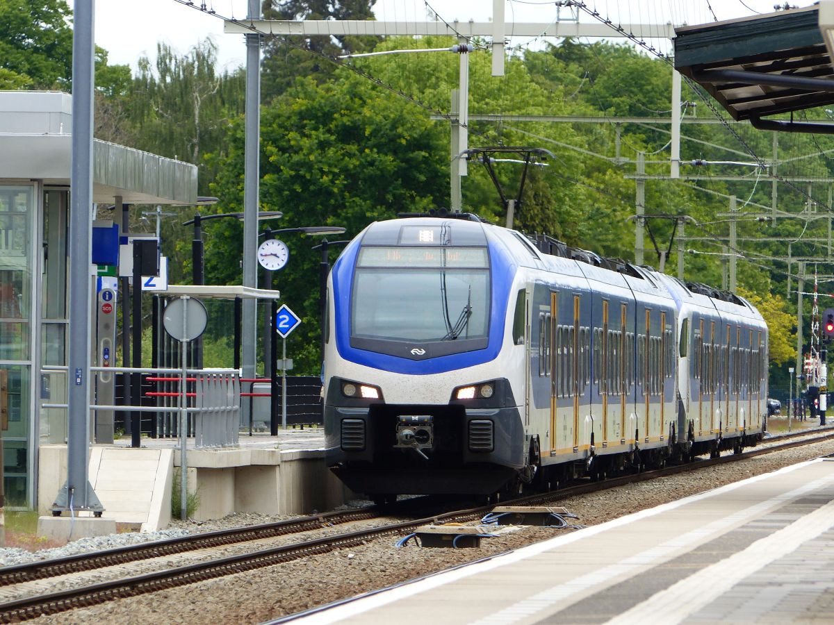 NS FLIRT Triebzug 2209 und 2222 Gleis 2 Oisterwijk 15-05-2020.

NS FLIRT treinstel 2209 en 2222 spoor 2 Oisterwijk 15-05-2020.