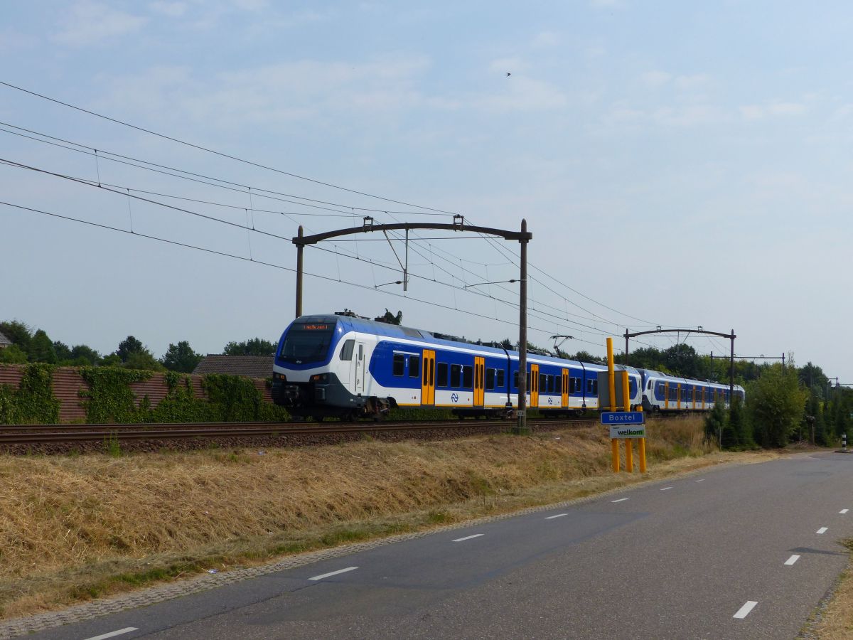 NS Flirt Triebzug 2214 und 25XX Kapelweg, Boxtel 19-07-2018.

NS Flirt treinstel 2214 en 25XX Kapelweg, Boxtel 19-07-2018.