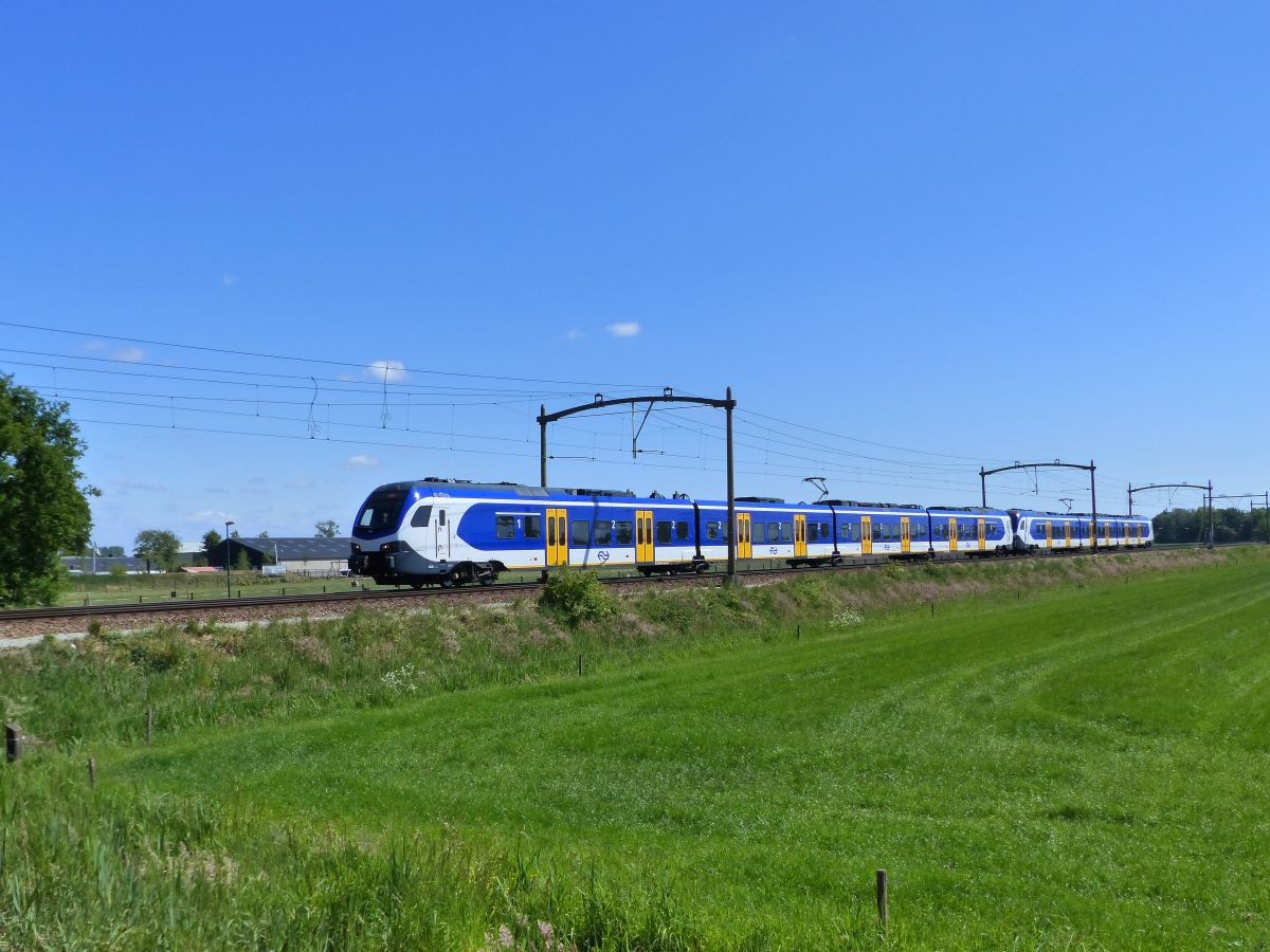 NS FLIRT Triebzug 2520 und 2210 Broekdijk, Hulten 15-05-2020.

NS FLIRT treinstel 2520 en 2210 Broekdijk, Hulten 15-05-2020.