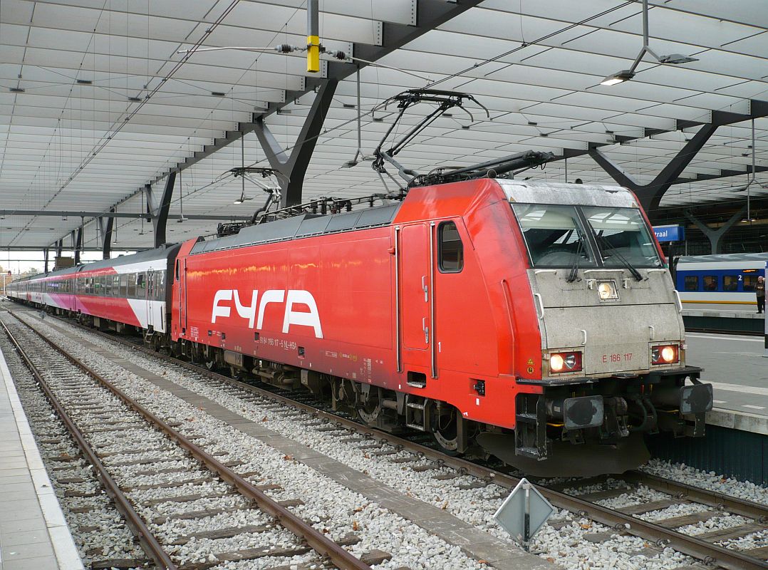 NS Hispeed TRAXX Lok E186 117. Gleis 12 Rotterdam Centraal Station 21-11-2012.

NS Hispeed TRAXX locomotief E186 117 volledig nummer 91 84 1186 117-5 op spoor 12 Rotterdam Centraal Station 21-11-2012.