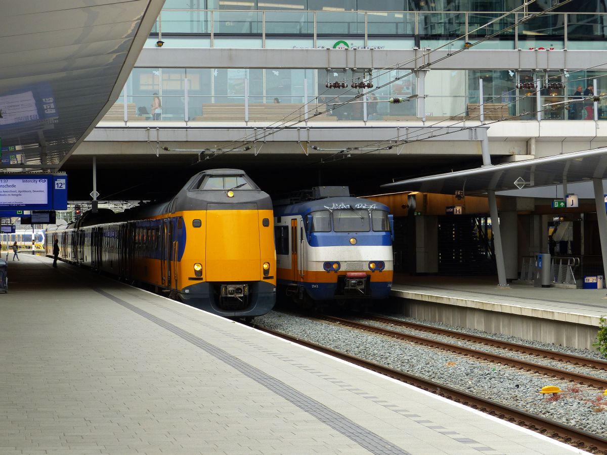 NS ICM-III Triebzug 4051 und Sprinter SGM-II Triebzug 2142 Gleis 12 und 14 Utrecht Centraal Station 10-07-2019.


NS ICM-III treinstel 4051 en Sprinter SGM-II treinstel 2142 spoor 12 en 14 Utrecht CS 10-07-2019.