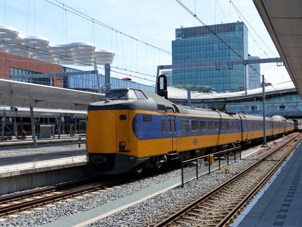 NS ICM-III Triebzug 4077 und 4072 Gleis 9 Utrecht Centraal Station 06-08-2020.

NS ICM-III treinstel 4077 en 4072 spoor 9 Utrecht CS 06-08-2020.