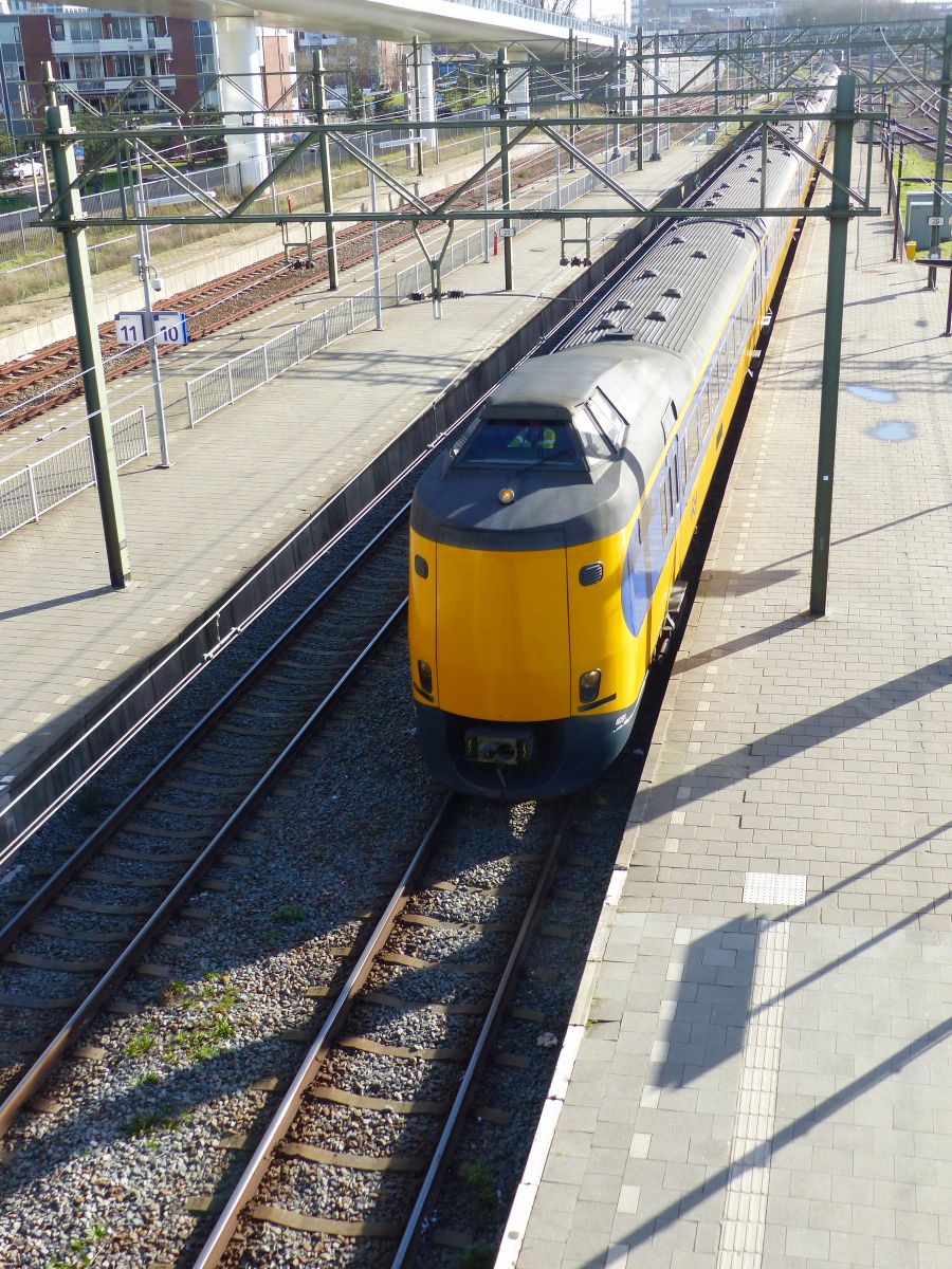 NS ICM-III Triebzug 4091 Gleis 9 Den Haag Centraal Station 05-02-2020

NS ICM-III treinstel 4091 spoor 9 Den Haag CS 05-02-2020.