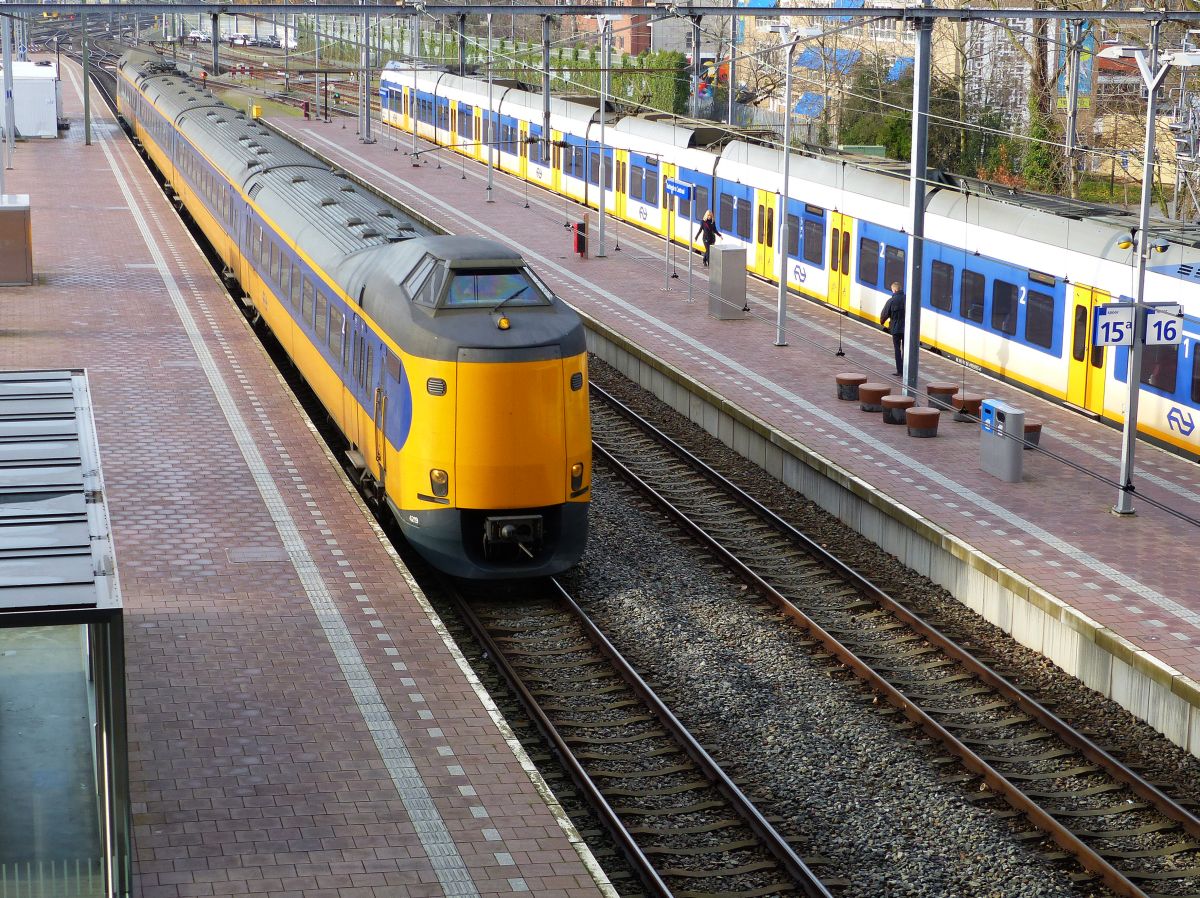 NS ICM-IV Triebzug 4219 Ankunft Gleis 14 Rotterdam Centraal Station 11-12-2019.

NS ICM-IV treinstel 4219 aankomst spoor 14 Rotterdam CS 11-12-2019.