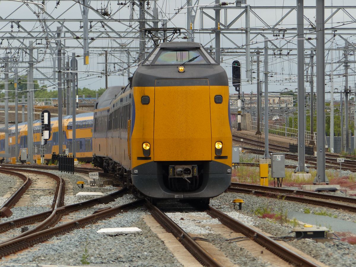 NS ICM-IV Triebzug 4229 Einfahrt Gleis 11 Utrecht Centraal Station 10-07-2019.

NS ICM-IV treinstel 4229 binnenkomst spoor 11 Utrecht CS 10-07-2019.